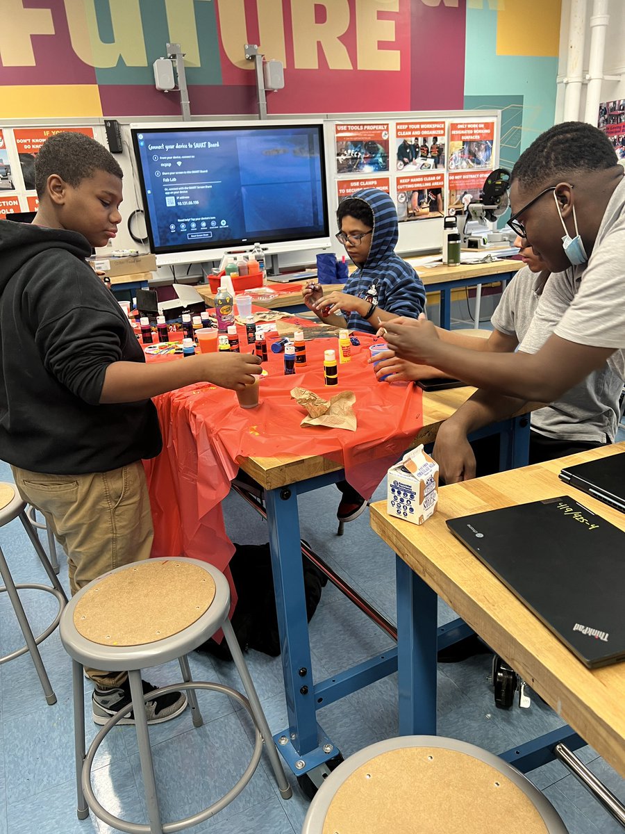 MS_582's tweet photo. We are hard at work in our #FabLab
#MS582 #3DPrinting #Afterschool @beamcenternyc https://t.co/s2D7gAmjPu