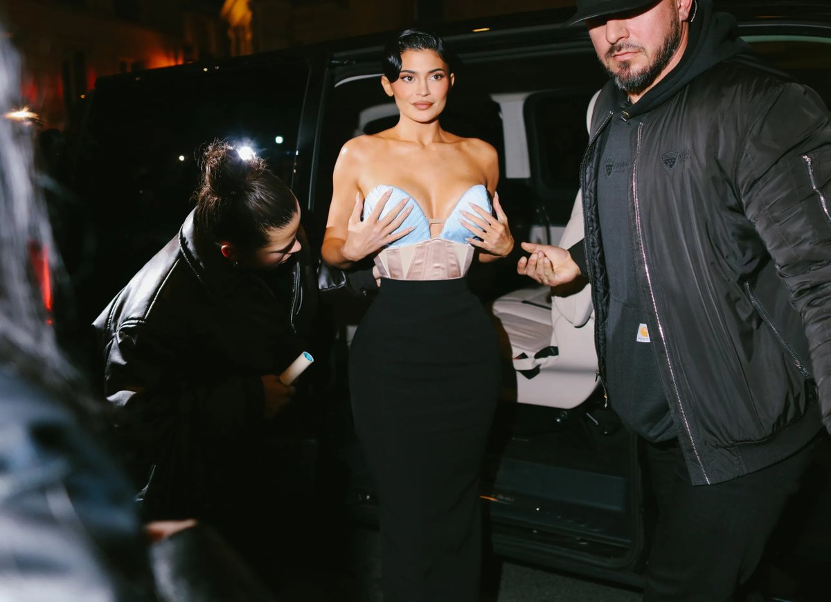 voguemagazine's tweet photo. Follow along as Phil Oh photographs the top stars in the season’s best couture fits. https://t.co/XK1ZORn30U https://t.co/i4OVhzlpV3