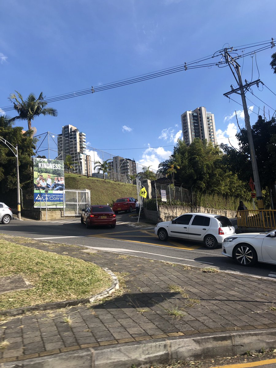 doremiv50's tweet photo. Todos los días es el mismo taco en subida de Balsos para llegar a la superior. La razón:quienes estacionan arbitrariamente en Los Balsos para recoger a hijos del Colegio Campestre La Colina. Prima interés personal sobre uso de vías ¿Quién ayuda en este caos de tráfico? @sttmed https://t.co/oG4jCEBkq4