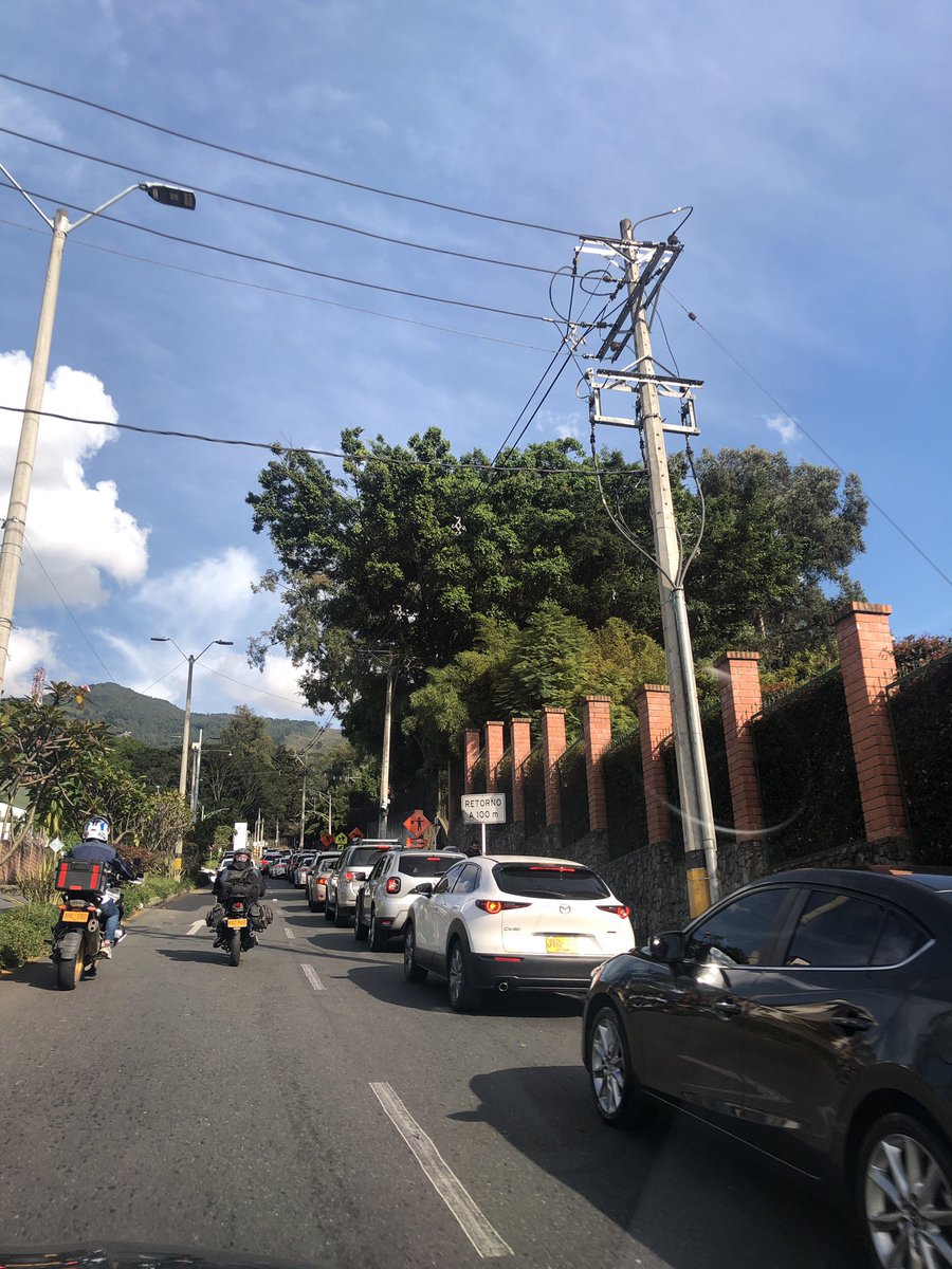doremiv50's tweet photo. Todos los días es el mismo taco en subida de Balsos para llegar a la superior. La razón:quienes estacionan arbitrariamente en Los Balsos para recoger a hijos del Colegio Campestre La Colina. Prima interés personal sobre uso de vías ¿Quién ayuda en este caos de tráfico? @sttmed https://t.co/oG4jCEBkq4