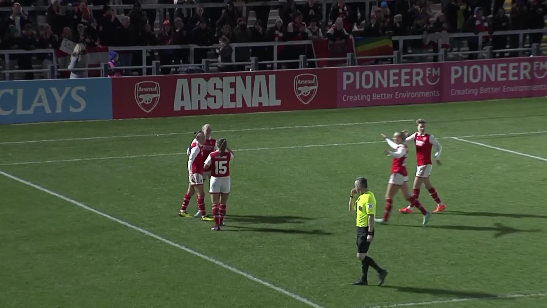 She's red, she's white, she's cool as you like!

@CaitlinFoord slots it home 👏

#ContiCup @ArsenalWFC”