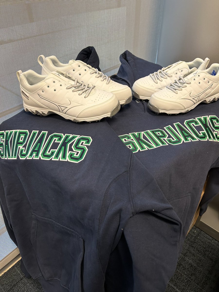 ElzeyMatt's tweet photo. Sweatshirts and new cleats for our Skipjack softball girls today! Always exciting when you get new swag!
@Peakeathletics #chesapeakecollege #skipjacksoftball #skipjacks https://t.co/oLfWJKLEn4