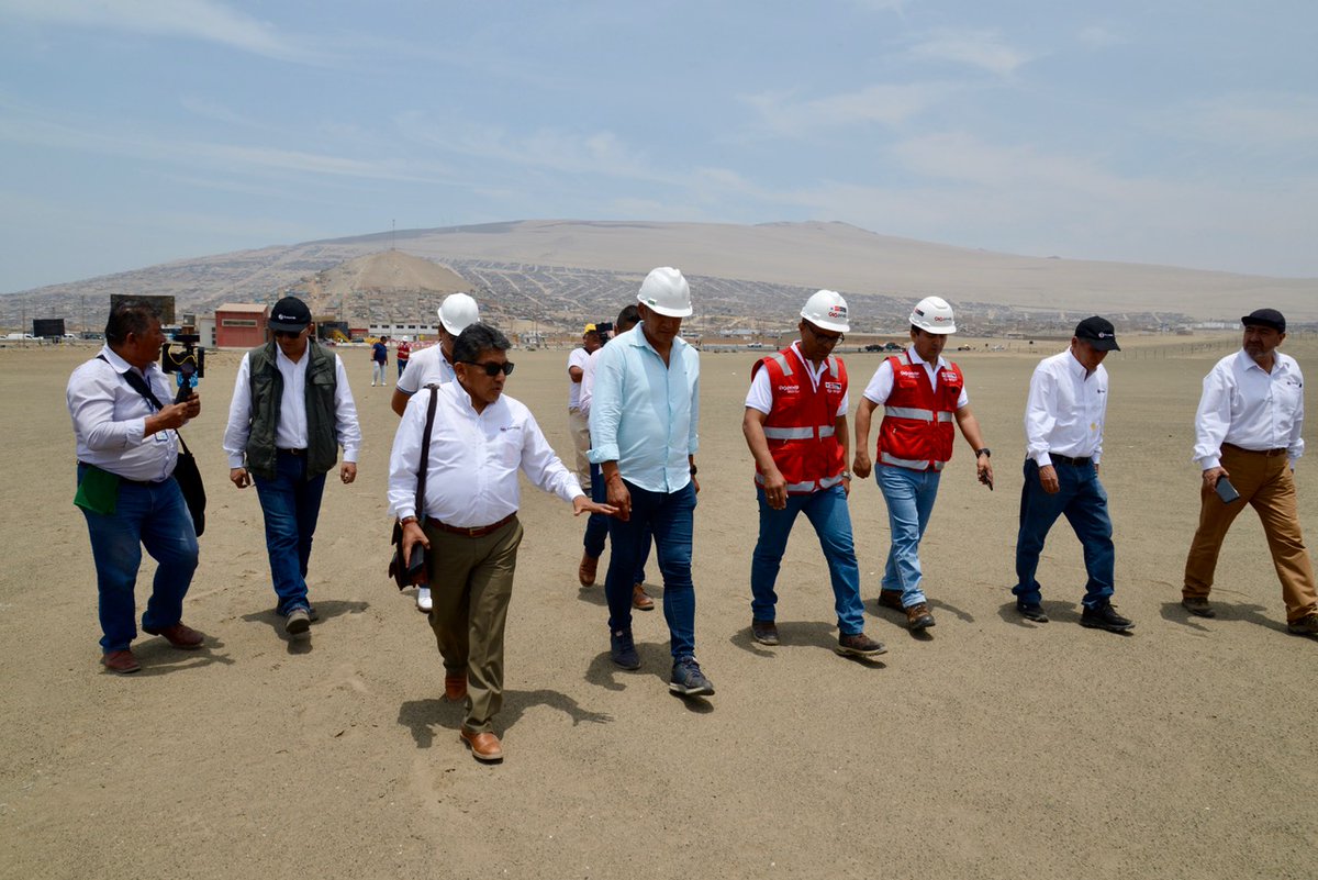 ProInversionPe's tweet image. El alcalde de la @muniancon1, Samuel Daza, funcionarios de #PROINVERSIÓN y @MINPRODUCCION visitaron el terreno del proyecto Parque Industrial de #Ancón (PIA) donde se desarrollará un megaproyecto de más 700 millones de dólares. (1/3)