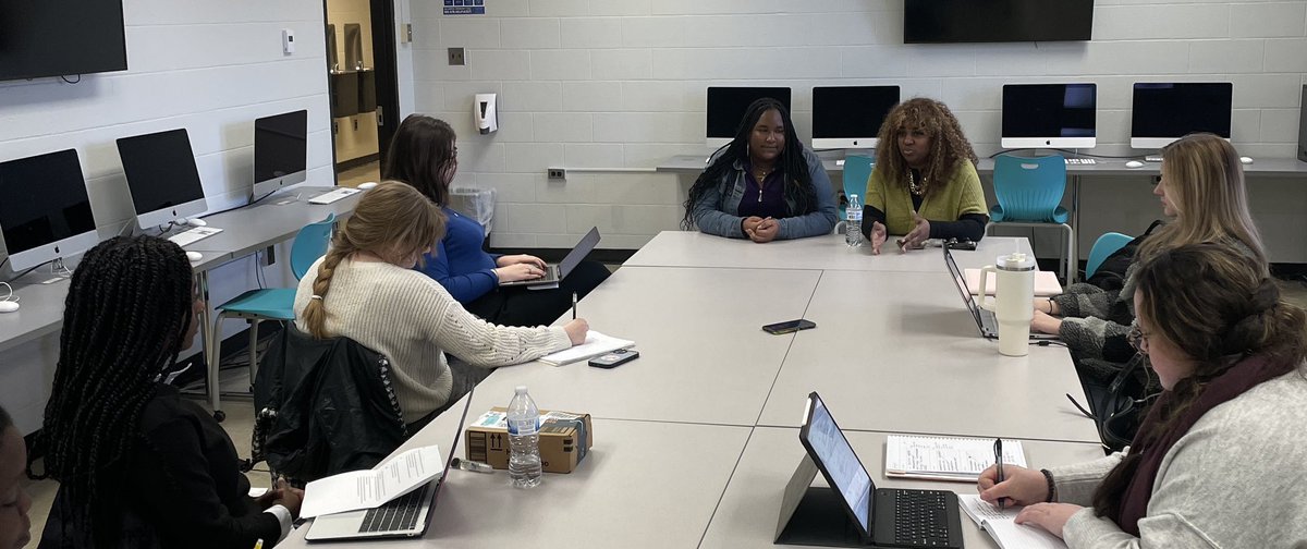 ksmarks's tweet photo. My social media capstone class is small but mighty this semester! Today is their first meeting with their client - @RoarMemphis π― #MeemanPR https://t.co/PuT2fnxHcb