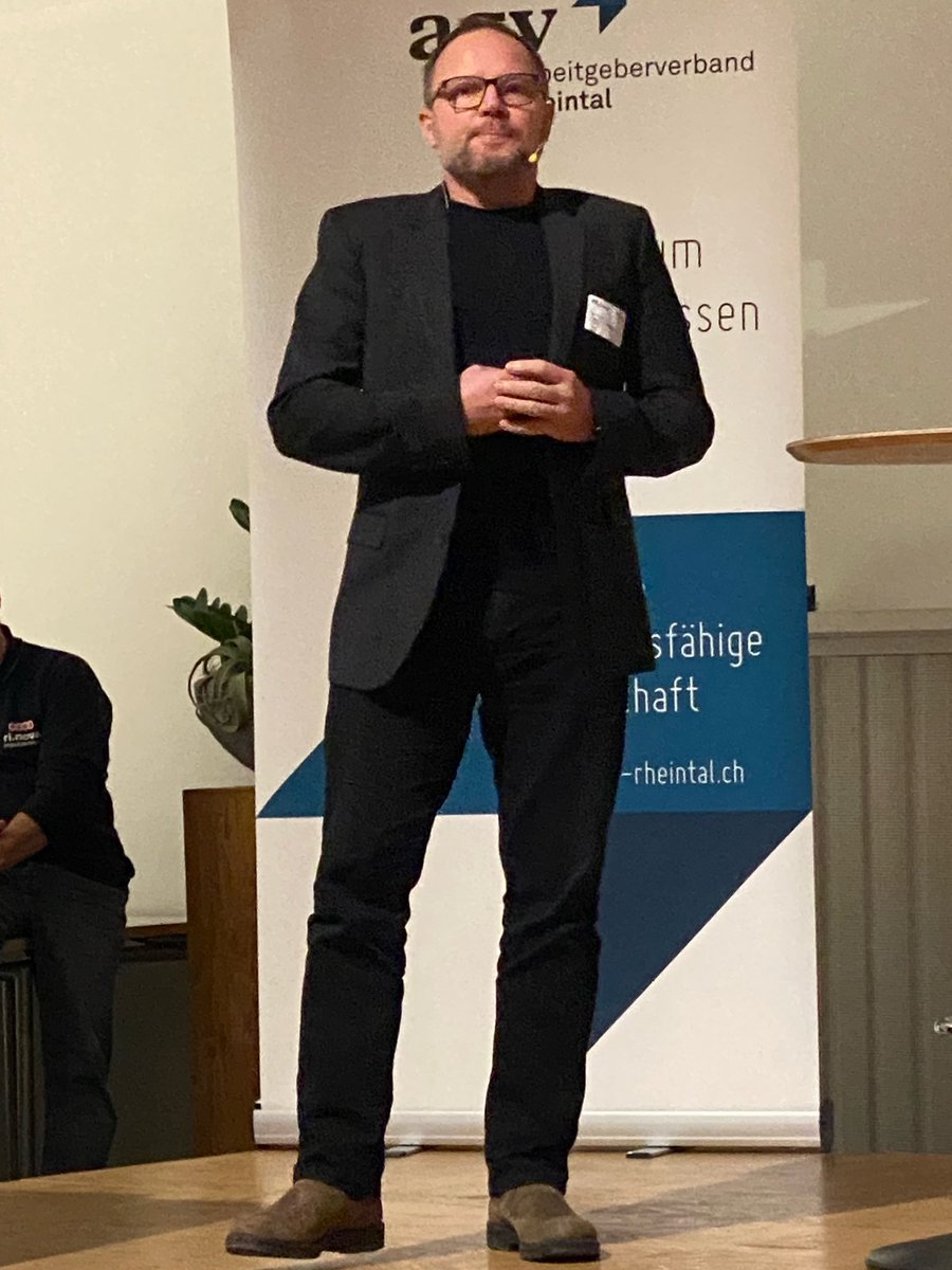 sandro_w_hess's tweet photo. Fesselnde Referate & spannendes Podium von @Rheintal_com zum #Ukrainekrieg u.a. mit @KurtPelda in #Rebstein https://t.co/cOaxrHKF8F