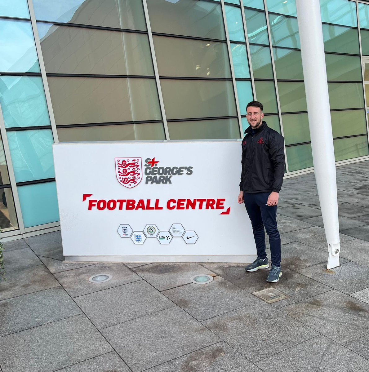 CoachWysp's tweet photo. UEFA A Licence…. Here we go!
⚽️
5 Yrs ago, I got my first Professional Coaching role in a Professional Club. Happy to be learning alongside with some amazing Tutors, Coaches and Ex-Pro’s. Proud of the person of who I have become and the learning is forever on-going!🏆 https://t.co/CZB75uiZg8