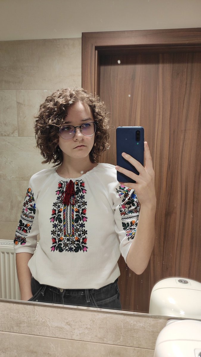 j_hlop's tweet photo. Вже доволі пізно, але дайте похвалюсь вишиванкою, яка останні роки 3 в шафі припадала пилом. Поляки зацінили 🫶🏼 https://t.co/45CtmVk69C