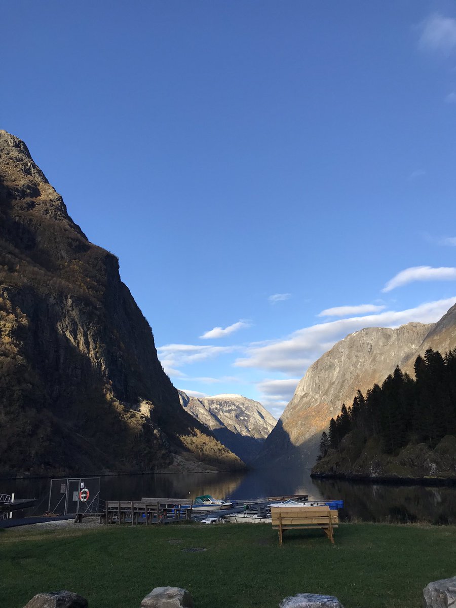 andreaprezd's tweet photo. El fiordo de Nærøy, Patrimonio de la Humanidad y brazo más conocido del fiordo de Sogn (el segundo más profundo del mundo, hasta 1300m). Imposible de apreciar la grandeza en las fotos. Qué suerte tuvimos de pillarlo con solecito! https://t.co/2UqXAKwxm9