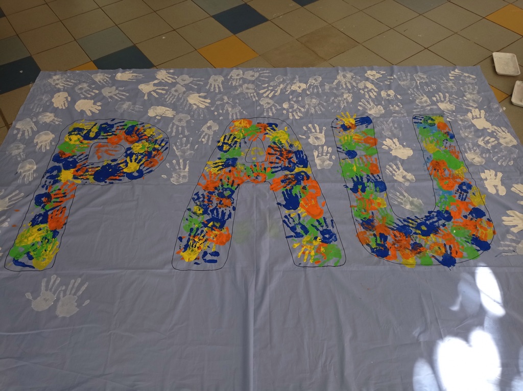 Aquests dies estem preparant el mural per celebrar el Dia Escolar de la No-violència i la Pau. #DENIP23 Està quedant molt bonic!