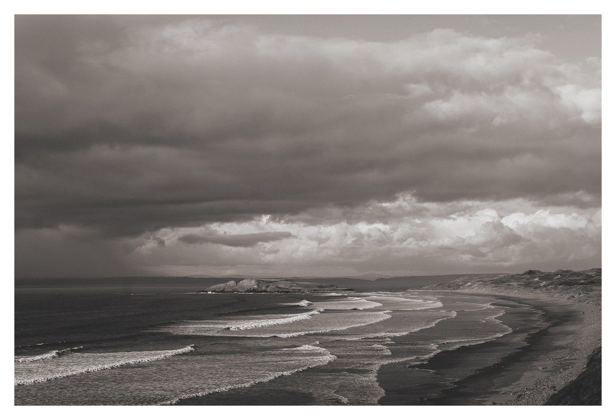 Slowly working my way through last weeks shots from my photo trip to South Wales :)

Rhossili beach looking moody in the mid afternoon light.

#blackandwhitephotography #rhossilibeach #explorewales #thisiscymru #fujifilm