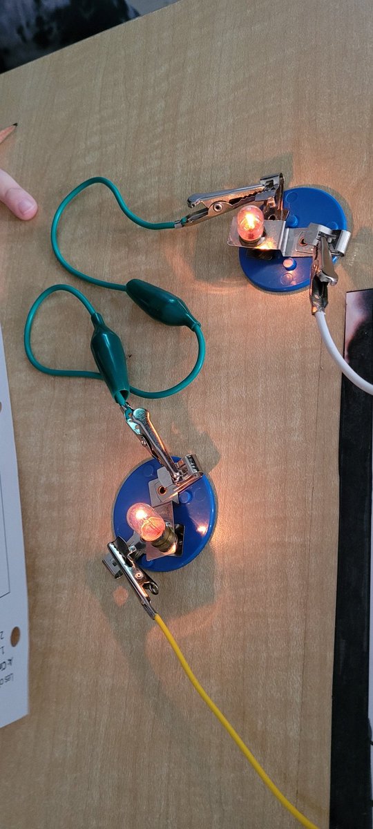 I'm not sure what lights up more, the circuits or their faces 🥰 #ScienceLabs <a href="/louisearbourfi/">Louise Arbour FI</a>