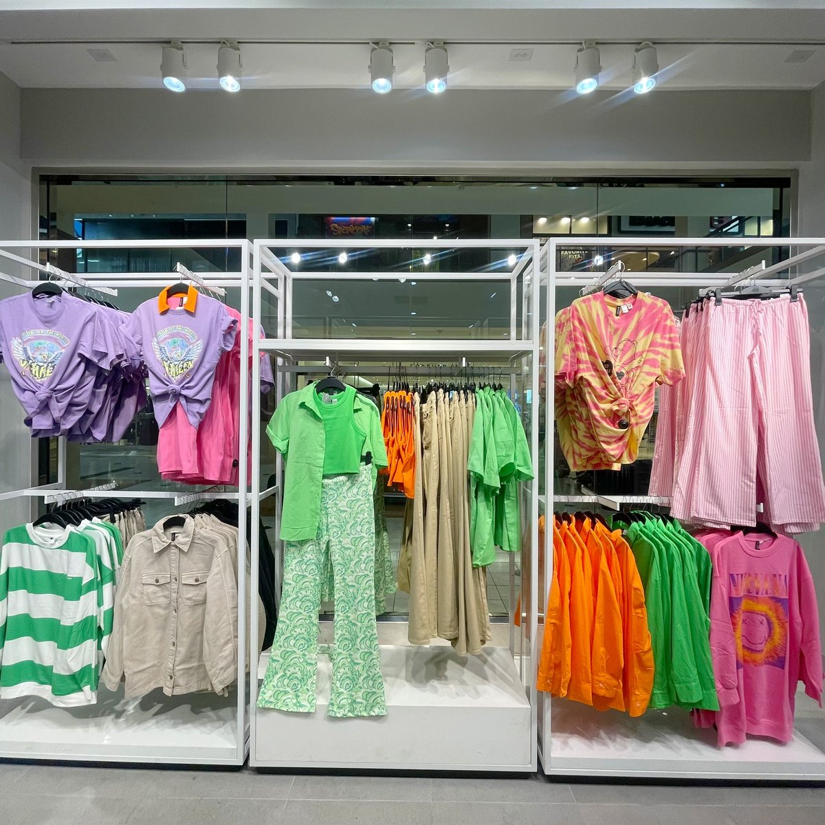 How fun are these colors?! Loving this new collection at @HM! #Towncenteratcobb #Kennesaw