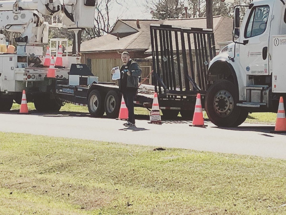MobilyGR_ATT's tweet photo. Deer Park Team through times when natural disasters happen our Linemen can also qualify for FirstNet. Staying connected at all times with family and work. #firstnet  #firstresponder #ATT #mobilyllc @OcampoSTX @CanasofSTX @BRamos_STX @MobilyDH_ATT https://t.co/tNucUsLJNO