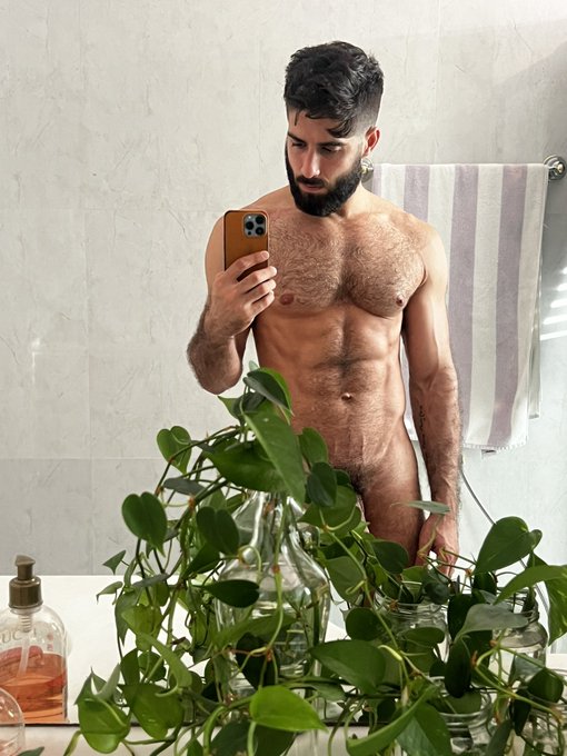 Come shower 🥺 https://t.co/CZllHG0wOn