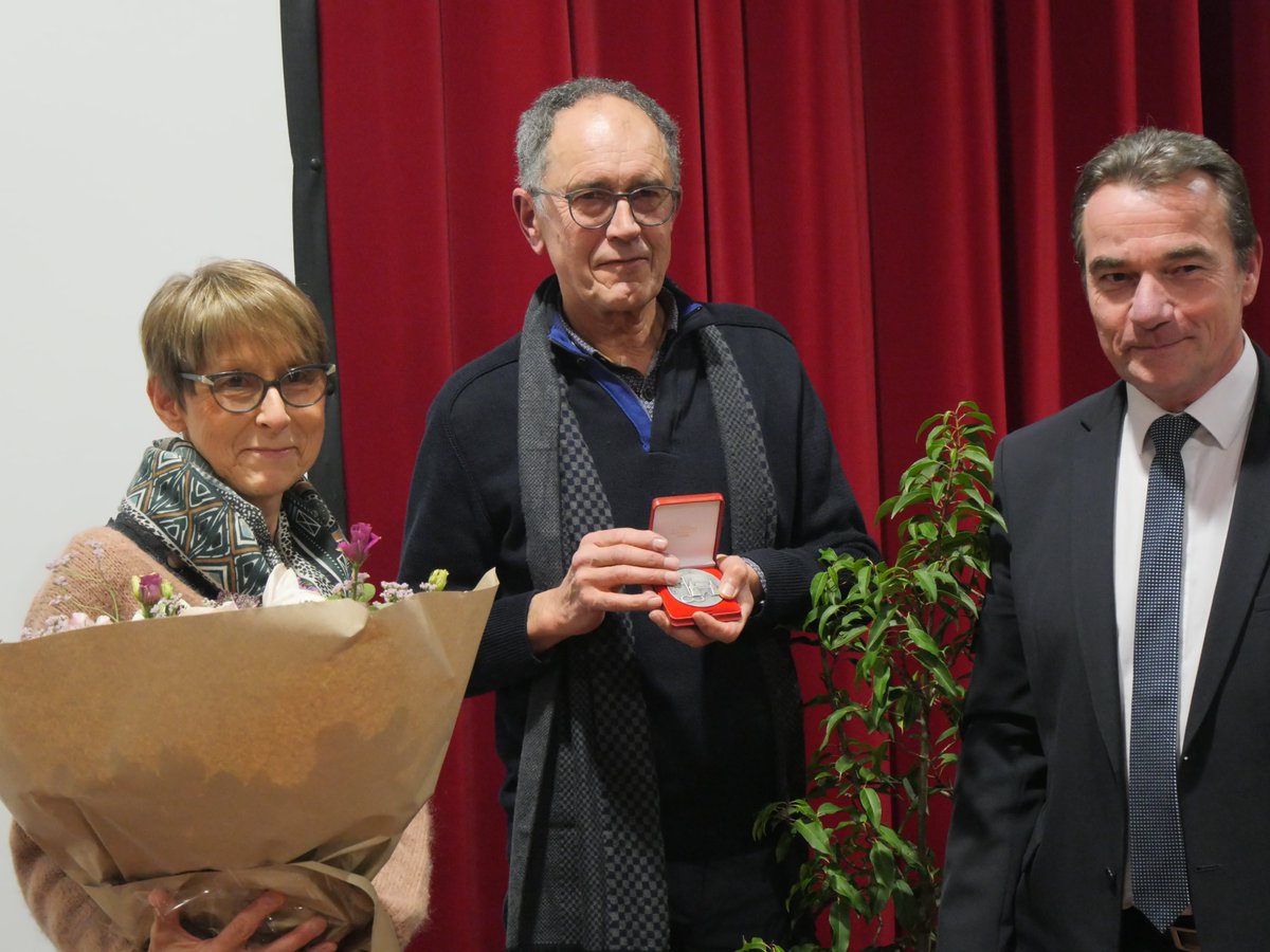 chateau_gontier's tweet photo. En soutien à #MobileIT le Pays de #ChateauGontier a racheté le local de l'association
➡️Un beau cadeau pour les 15 ans de ce service d'accompagnement de #transport des personnes à mobilité réduite qui repose sur "une énorme aventure humaine" d'une centaine de #bénévoles🤲 https://t.co/cE2W31bazZ
