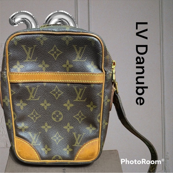 designerdivaC's tweet photo. So good I had to share! Check out all the items I'm loving on @Poshmarkapp from @jhel_honey17 #poshmark #fashion #style #shopmycloset #louisvuitton: https://t.co/uQsG2HuxEV https://t.co/qSicqTGGhq