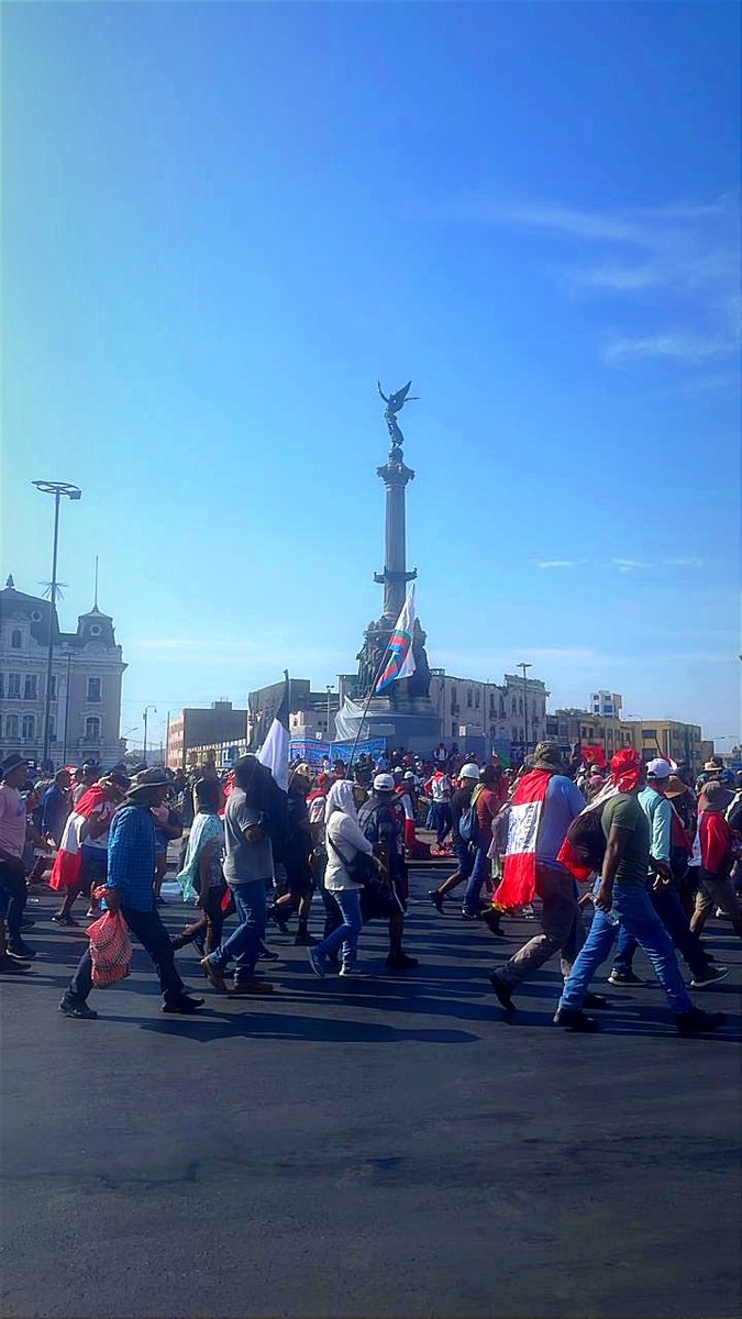 AlexFebrero_'s tweet photo. La marcha desde la Panamericana Norte acaba de llegar a Plaza 2 de Mayo, Centro de Lima y seguirá. 
#ParoNacional https://t.co/Ojq85GVRDh
