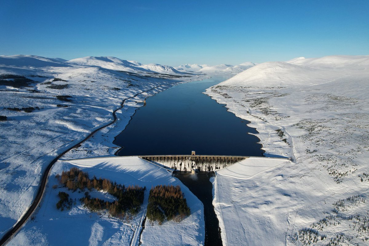 csa_adventure's tweet photo. Loch Glascarnoch and the A835 winding it’s way north towards Ullapool 🏴󠁧󠁢󠁳󠁣󠁴󠁿❄️ pictures taken with my DJI Air 2s drone #lochglascarnoch #scotland #winter #drone #dji @VisitScotland @NorthCoast500 @DJIGlobal https://t.co/xzG6m2ZU8X