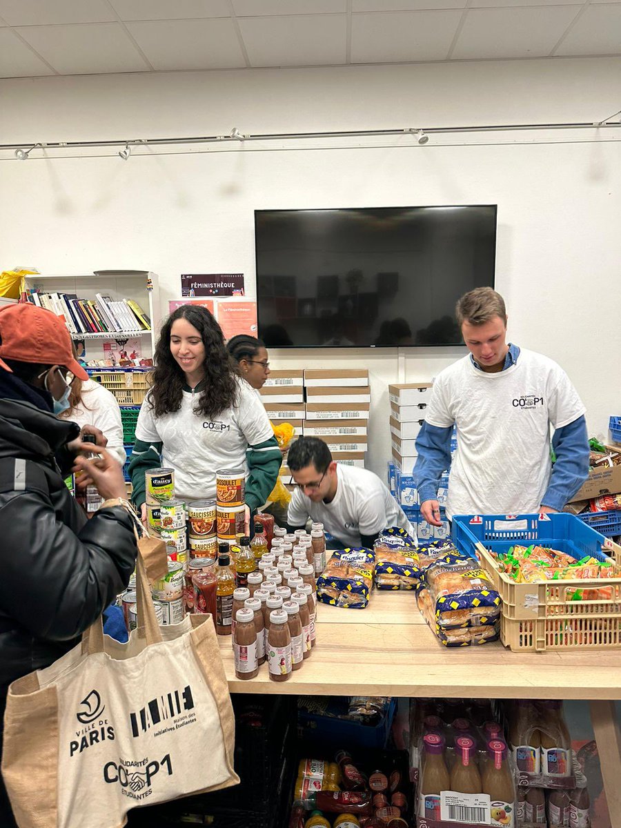 BorisVallaud's tweet photo. Rencontre ce soir avec les jeunes de @Cop1_Soli_Etu qui luttent contre la précarité étudiante par des distributions.

Le 9 février, dans la niche parlementaire PS, sera examinée la proposition de loi de notre collègue @KelouaF pour rétablir le repas à 1€ pour tous les étudiants. https://t.co/kpyyETeu0T