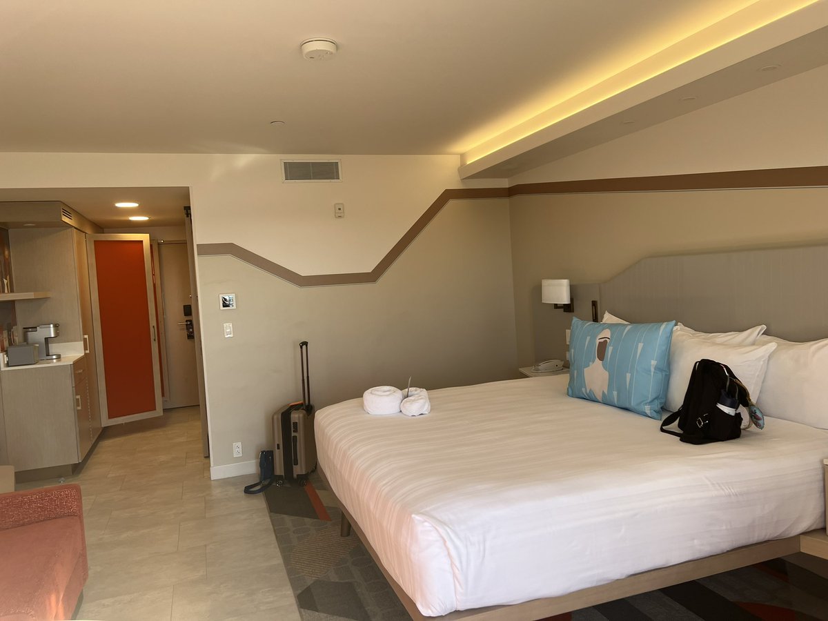 Staying at the contemporary for one night and HOLY COW