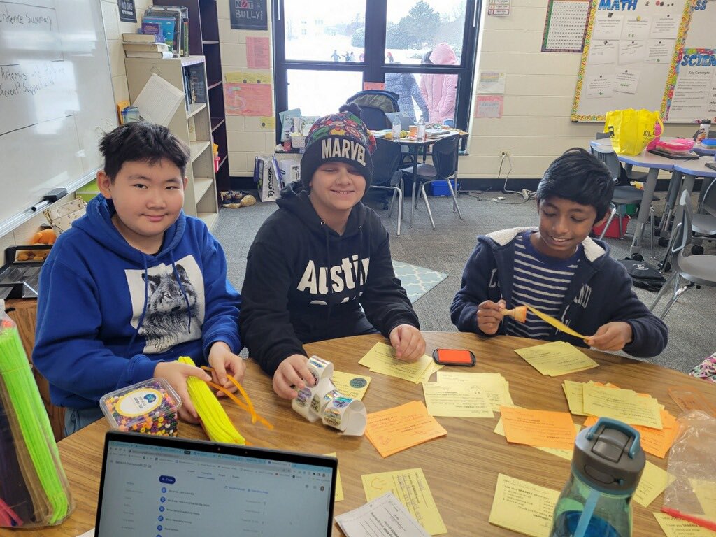LinkLions's tweet photo. Our Sparkle Crew is busy preparing motivational and mindful gifts for Link school students! #sparklecrew #happinesshabits #weare54 #linknextlevel https://t.co/L39h0NHzo7
