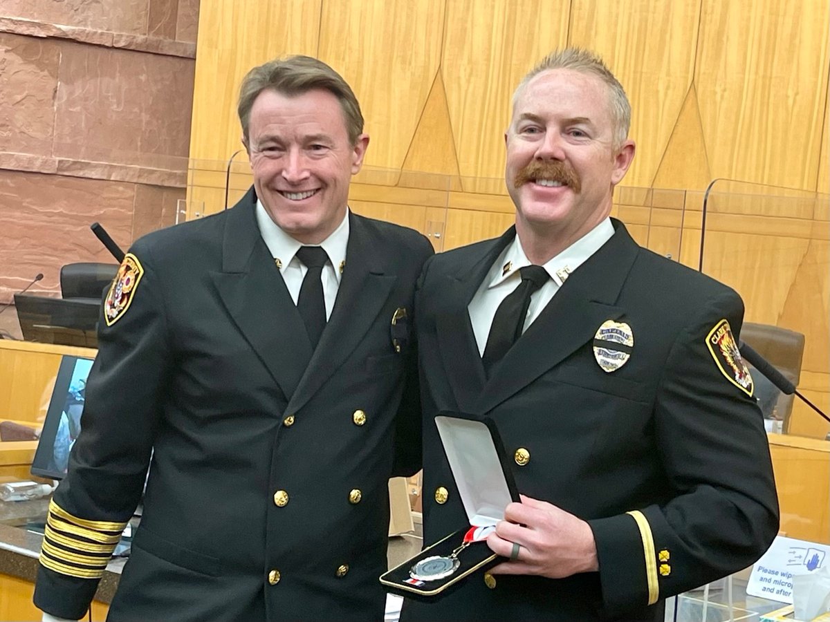 ClarkCountyNV's tweet photo. #FeelGoodFriday In an emotional awards ceremony, #ClarkCountyFire Cpt. Adam Crine hugs his sister-in-law tight, thankful she's alive & healthy.
He was quick to perform CPR & compressions on his SIL during a medical emergency at his daughters 9th bday party #LifeSavingAward https://t.co/gmvTrzLJ3o
