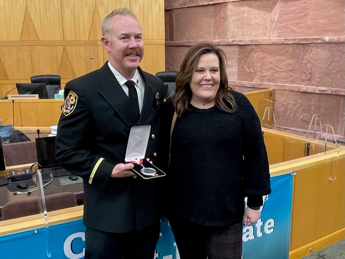 ClarkCountyNV's tweet photo. #FeelGoodFriday In an emotional awards ceremony, #ClarkCountyFire Cpt. Adam Crine hugs his sister-in-law tight, thankful she's alive & healthy.
He was quick to perform CPR & compressions on his SIL during a medical emergency at his daughters 9th bday party #LifeSavingAward https://t.co/gmvTrzLJ3o