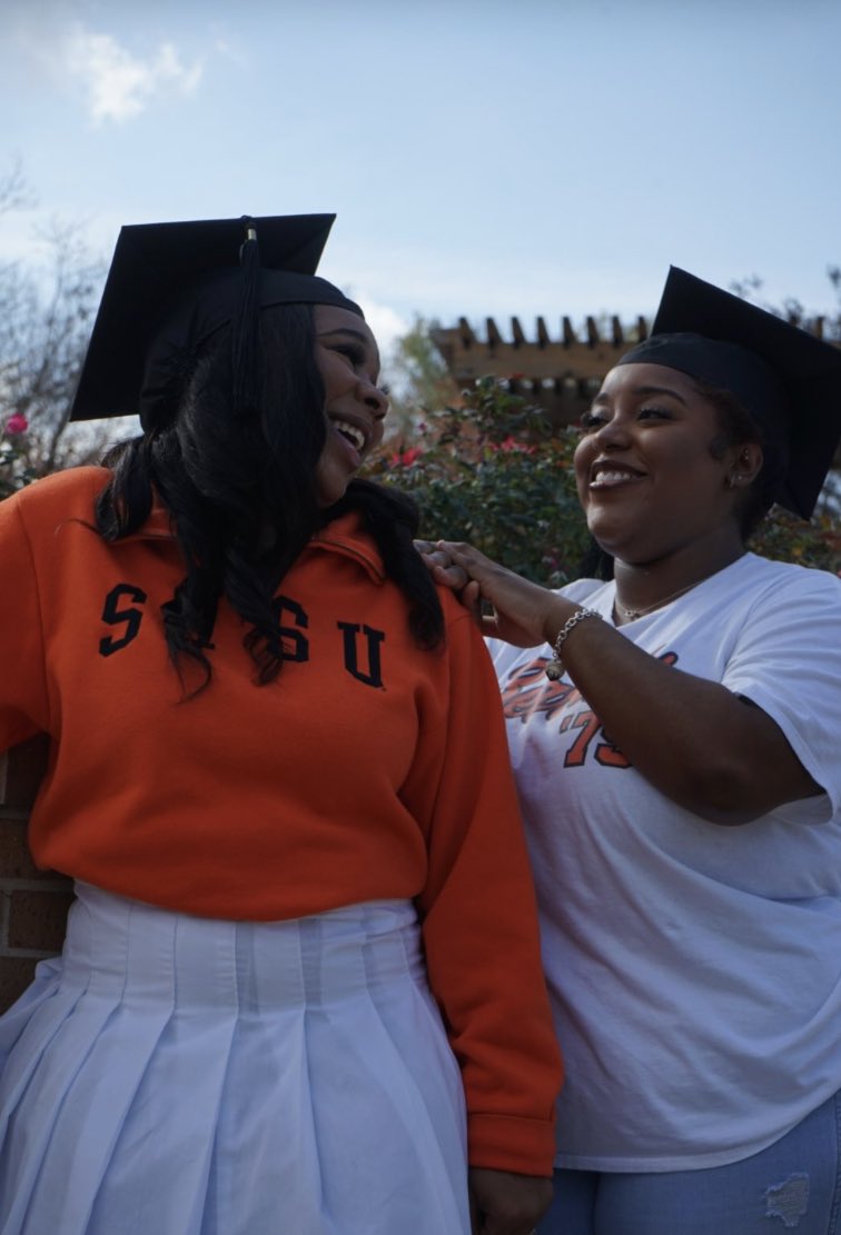 TheeSimone1's tweet photo. Ugh, I love these 🥹🧡💙#FinSHed🎓 https://t.co/LciG70fOIk