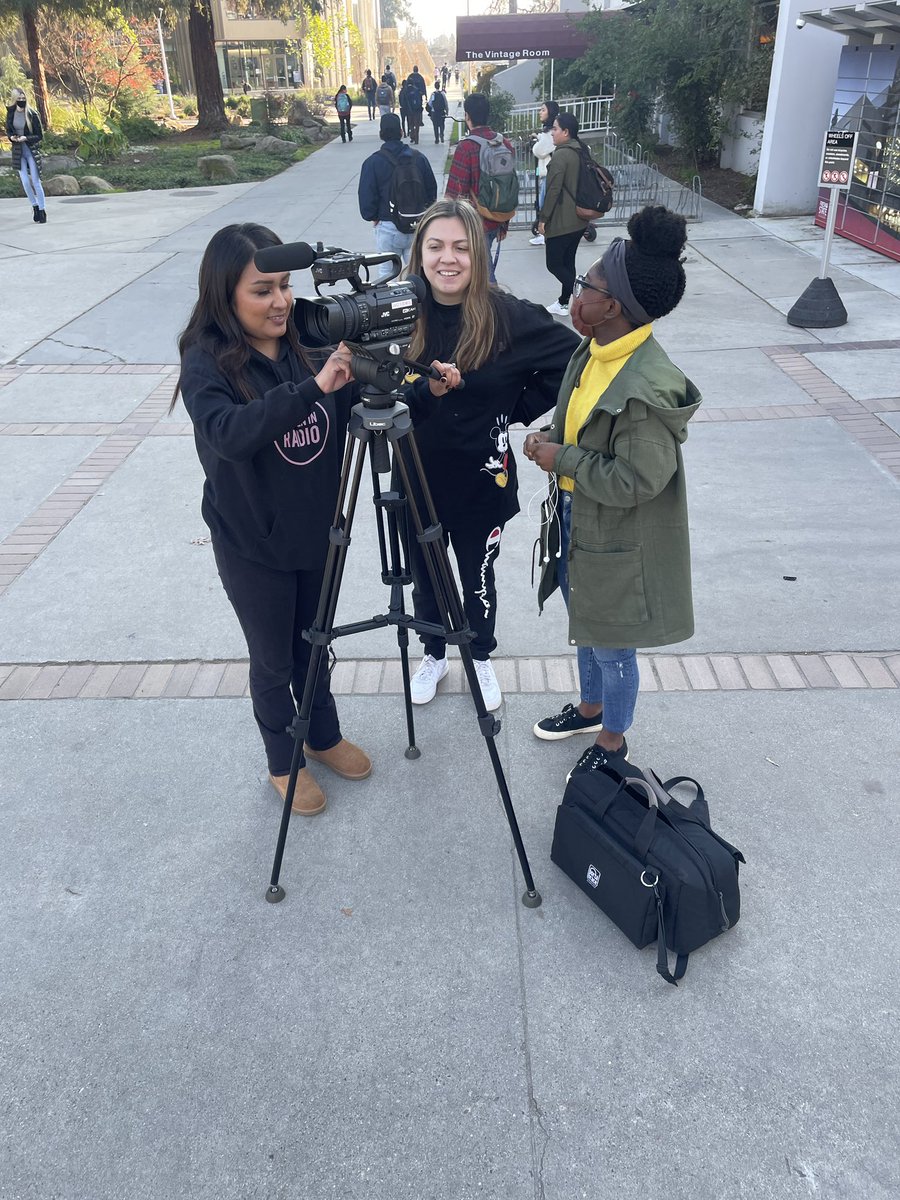 peacekim's tweet photo. We are the classes that DO! We learn by doing - live newscasts, reporting, weather, sports, writing, editing, videography, digital and broadcast producing, directing, lighting and more!!! #MCJ128 @FSFocusTV @FSMCJDept @FresnoStateCAH https://t.co/Yqy3DjOilX