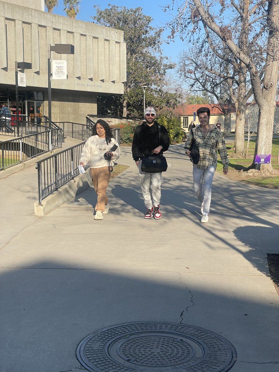 peacekim's tweet photo. We are the classes that DO! We learn by doing - live newscasts, reporting, weather, sports, writing, editing, videography, digital and broadcast producing, directing, lighting and more!!! #MCJ128 @FSFocusTV @FSMCJDept @FresnoStateCAH https://t.co/Yqy3DjOilX