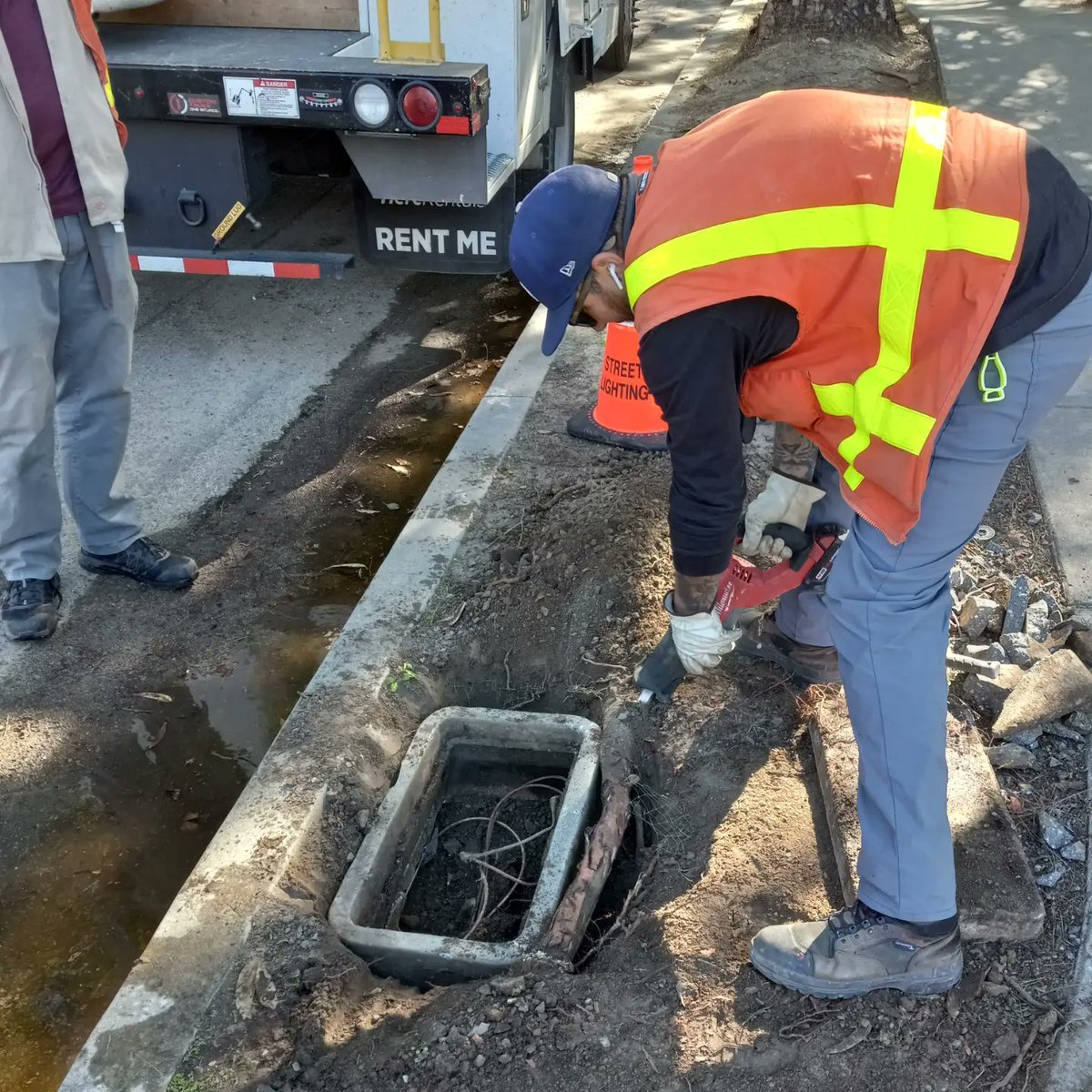 LAlight's tweet photo. Your safety is our priority. Our crews are hard at work securing our lights! π‘ #NoMoreDarkStreets
#LALights #BSL #CD12 https://t.co/S7rrQPb1wT