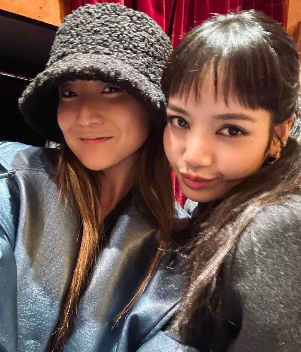 • Actress #AshleyPark who play on a role with Lilly Collins on the 🇺🇸 Tv Series  'Emily in Paris' posted a selfie with LISA 📸💗

#LISA #MONEY #LALISA #BLACKPINK #Kpop #Blinks #LILIES
#BLACKPINK_BORNPINK