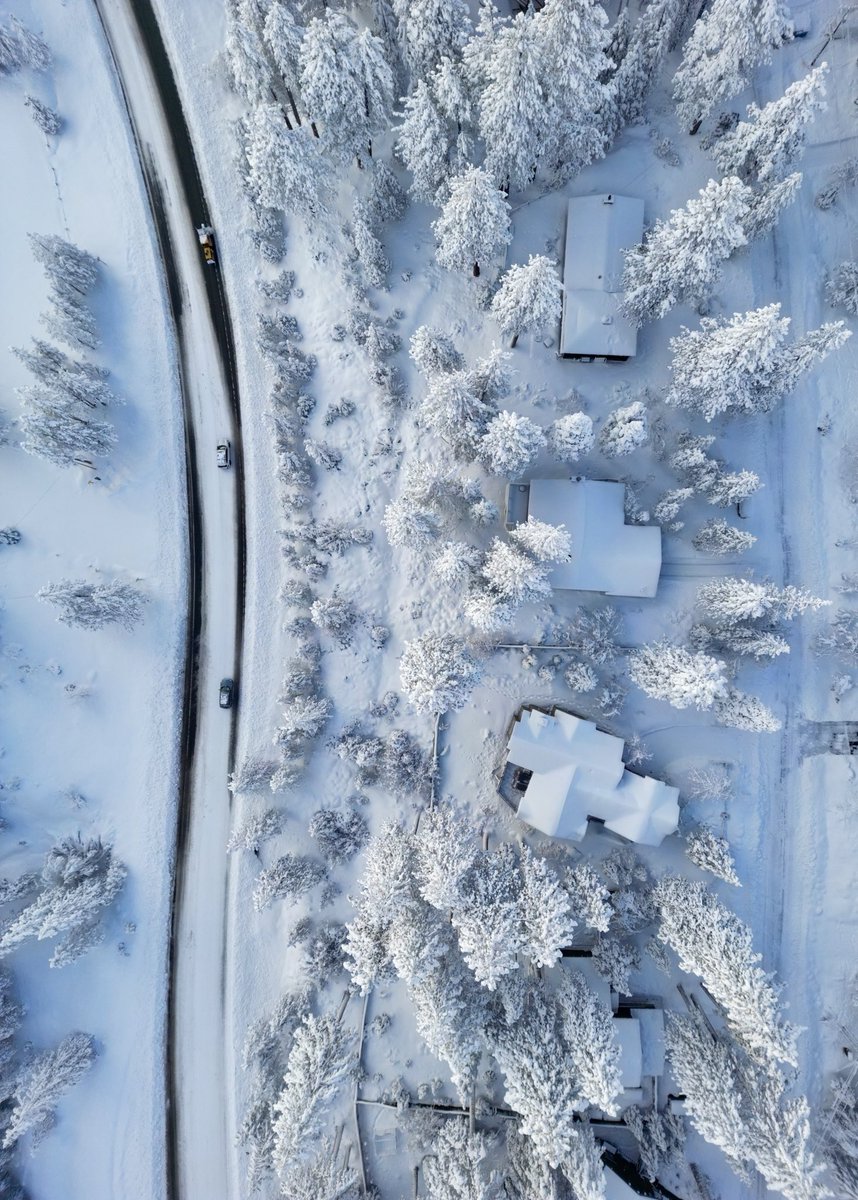 Bird eye view of a snow plow truck cleaning up the streets after the big storm⛈️❄️ • • #snow #winter #snowpictures #snowpic #magic #winterwonderland #laketahoe #inclinevillage #dji #djiminipro3 #dronephotography #snowedin #photography #upintheair #snowplow #ndot #sierranevada