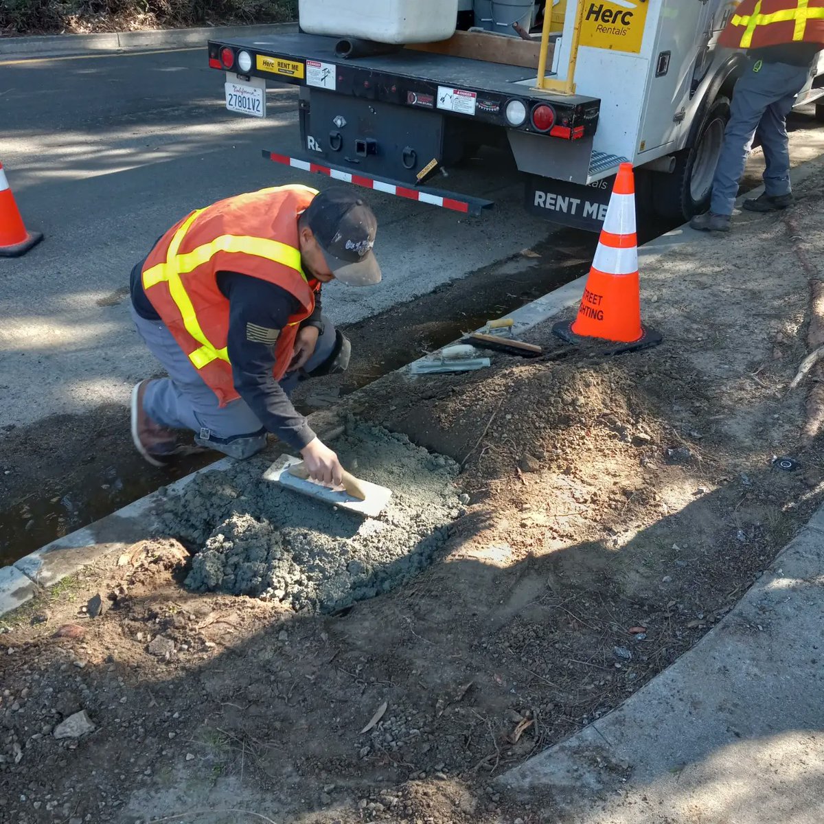 LAlight's tweet photo. Your safety is our priority. Our crews are hard at work securing our lights! π‘ #NoMoreDarkStreets
#LALights #BSL #CD12 https://t.co/S7rrQPb1wT