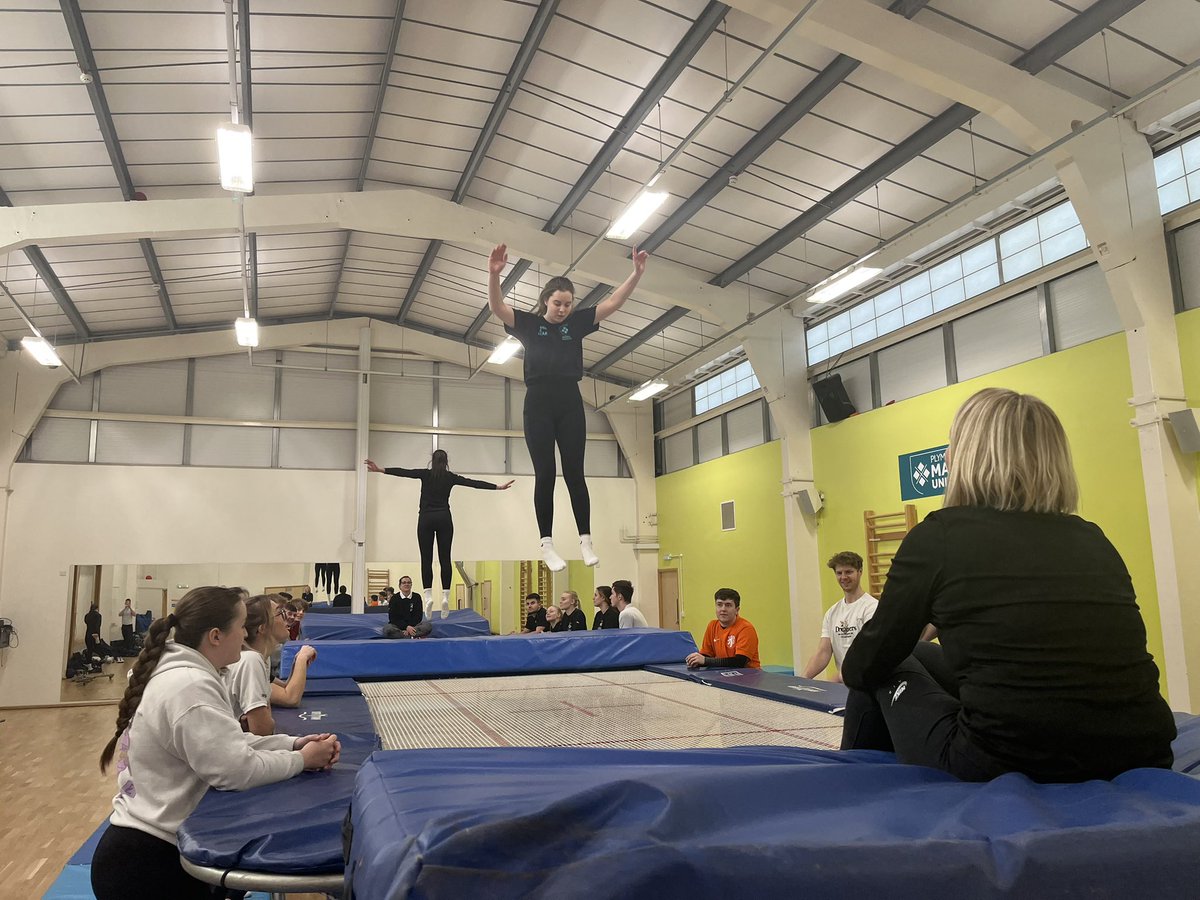 Miss Oakley tweet media