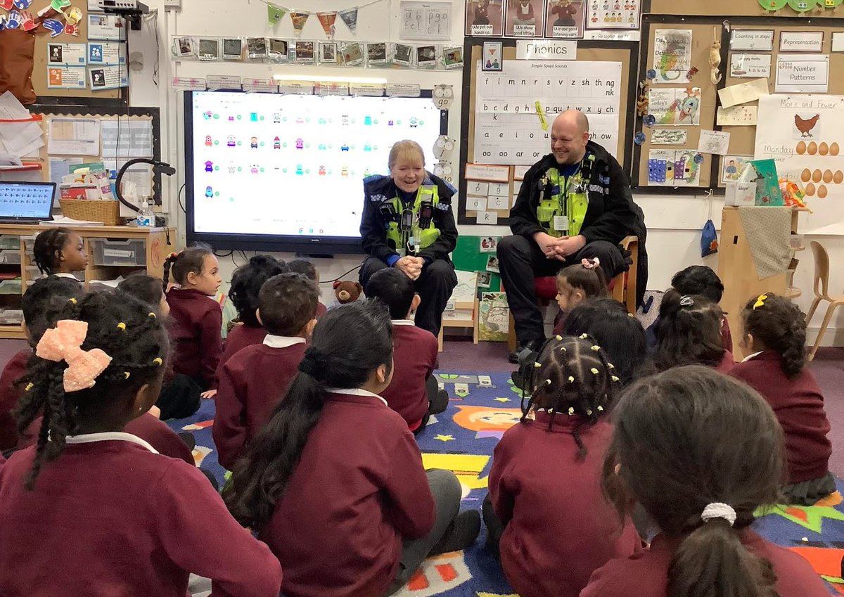 Lift_Percy's tweet photo. Reception had a fabulous visit from our local community police officers.  We have been learning all about our community in oracy, and it was great to hear how our local community police support and help us. #RaisingAspirations #Careers #PercyCommunity @mrsrmurad @AETAcademies https://t.co/DGqMWXliht