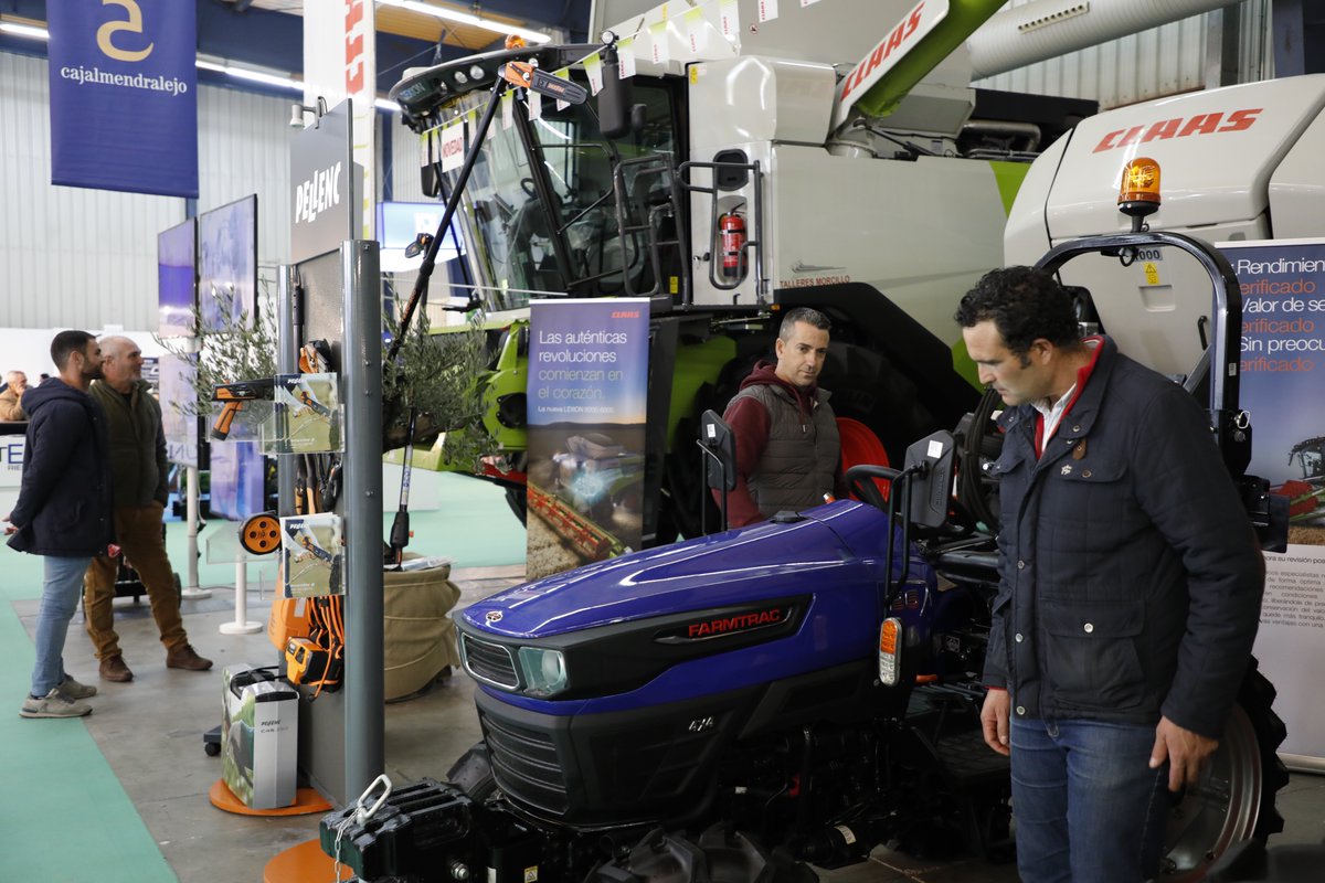 #Agroexpo está dando para mucho, ya está todo listo para una nueva jornada.💪. 
🟠 Hoy viernes tendrá lugar la jornada de la PAC, que es posible gracias a la colaboración de Cajalmendralejo. 
Muchas novedades te esperan en #Agroexpo2023 
<a href="/FEVAL_/">FEVAL</a> #Extremadura