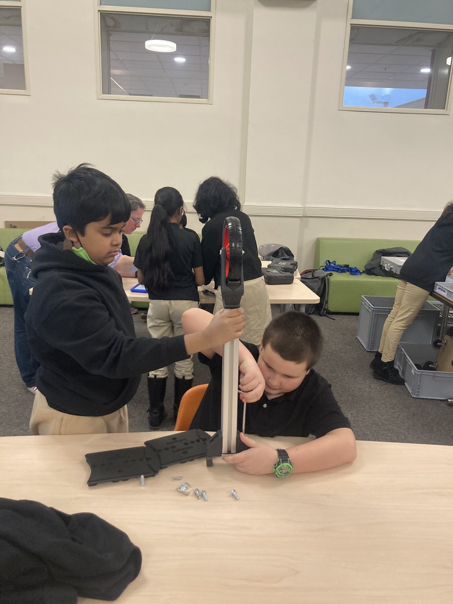 BSTEM6thGrade's tweet photo. Engineering Club https://t.co/F2Au8u9TsU