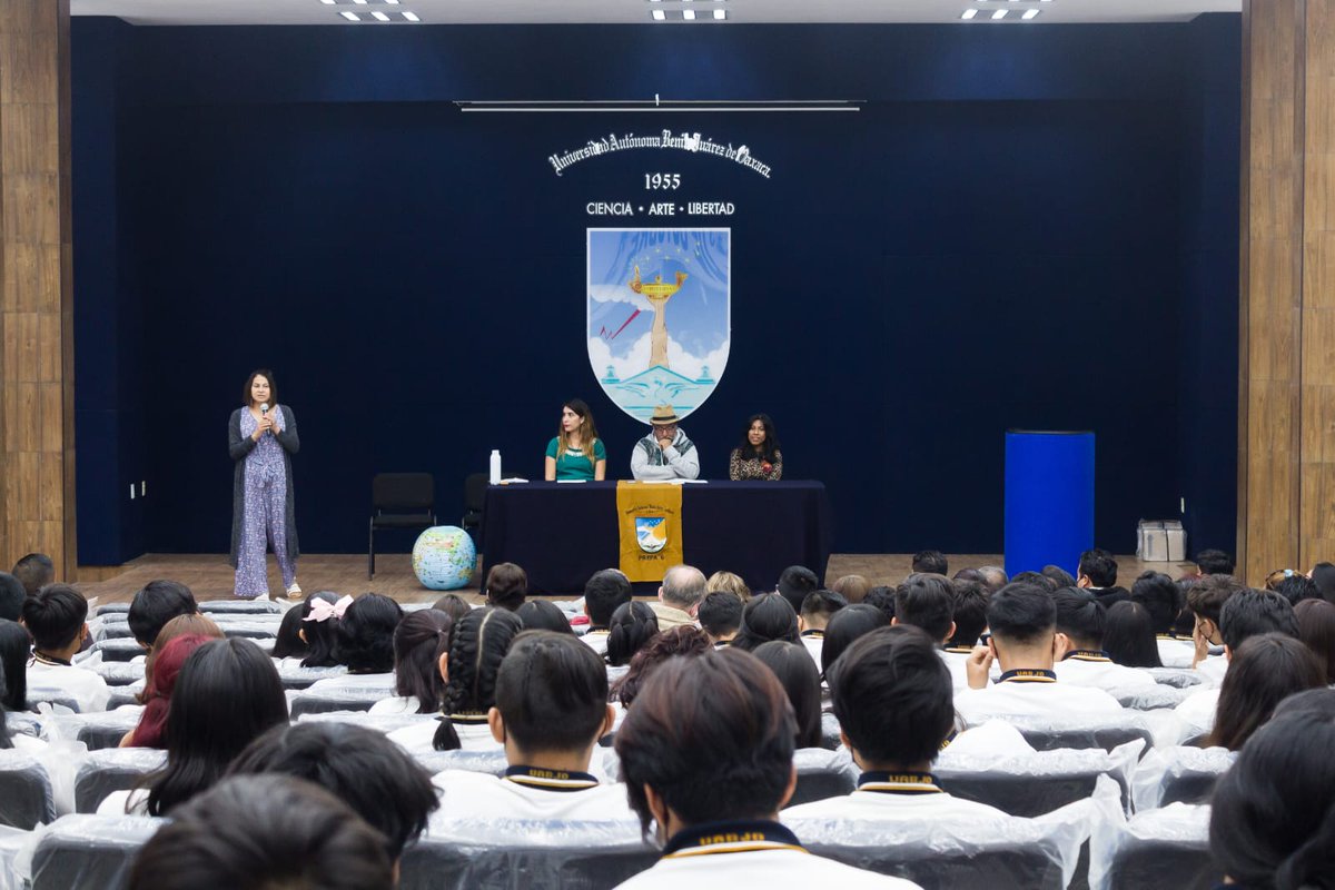 En el Día de la #EducacionAmbiental, realizamos un panel de experiencias contadas por tres jóvenes entusiastas, quienes compartieron su labor ambiental con estudiantes de la Prepa No. 06 de la <a href="/UABJO/">.</a>.

<a href="/salomonj/">Salomón Jara Cruz</a> <a href="/cbm_de_mex/">Colegio de Biólogos de México</a> <a href="/SM_GobOax/">Secretaría de las Mujeres</a> <a href="/Elisa_ZepedaOax/">Elisa Zepeda Lagunas</a>