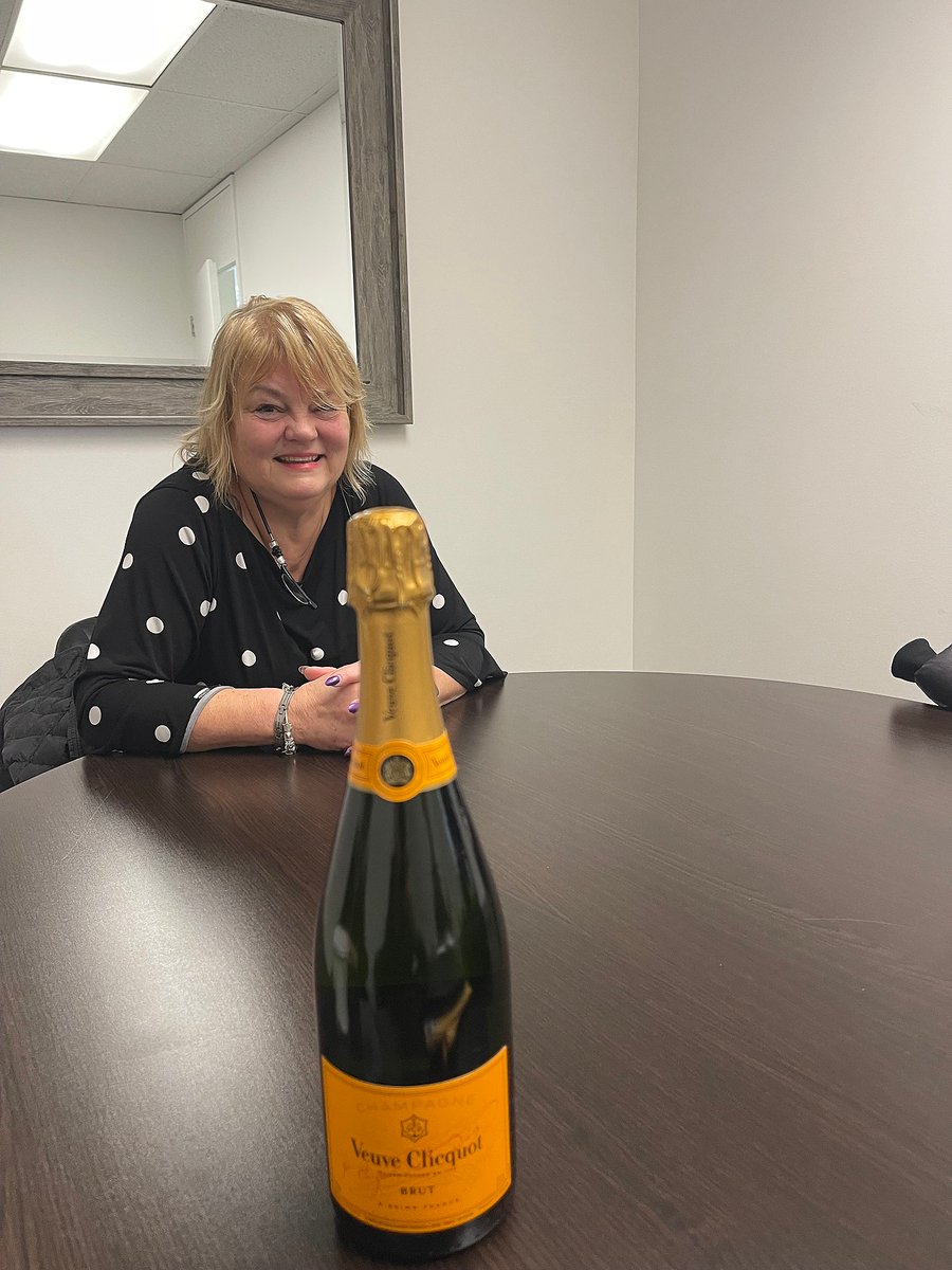 mfvachon's tweet photo. 🖋️📜Signature chez le notaire
📍2 des Ancolies, Ste Anne des Lacs 
Vendredi 20 janvier 2023
Merci à tous pour cette agréable transaction.
Les acheteurs:
Liliya Sosnowska
Andrew Sosnowski
Les vendeurs: 
Mélanie Poirier
Ricardo Pilon

#sold 
#home 
#justsold 
#realty https://t.co/VOSRtPugZu