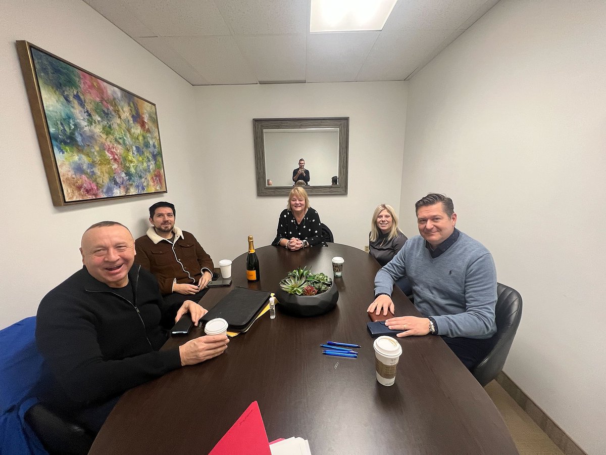 mfvachon's tweet photo. 🖋️📜Signature chez le notaire
📍2 des Ancolies, Ste Anne des Lacs 
Vendredi 20 janvier 2023
Merci à tous pour cette agréable transaction.
Les acheteurs:
Liliya Sosnowska
Andrew Sosnowski
Les vendeurs: 
Mélanie Poirier
Ricardo Pilon

#sold 
#home 
#justsold 
#realty https://t.co/VOSRtPugZu