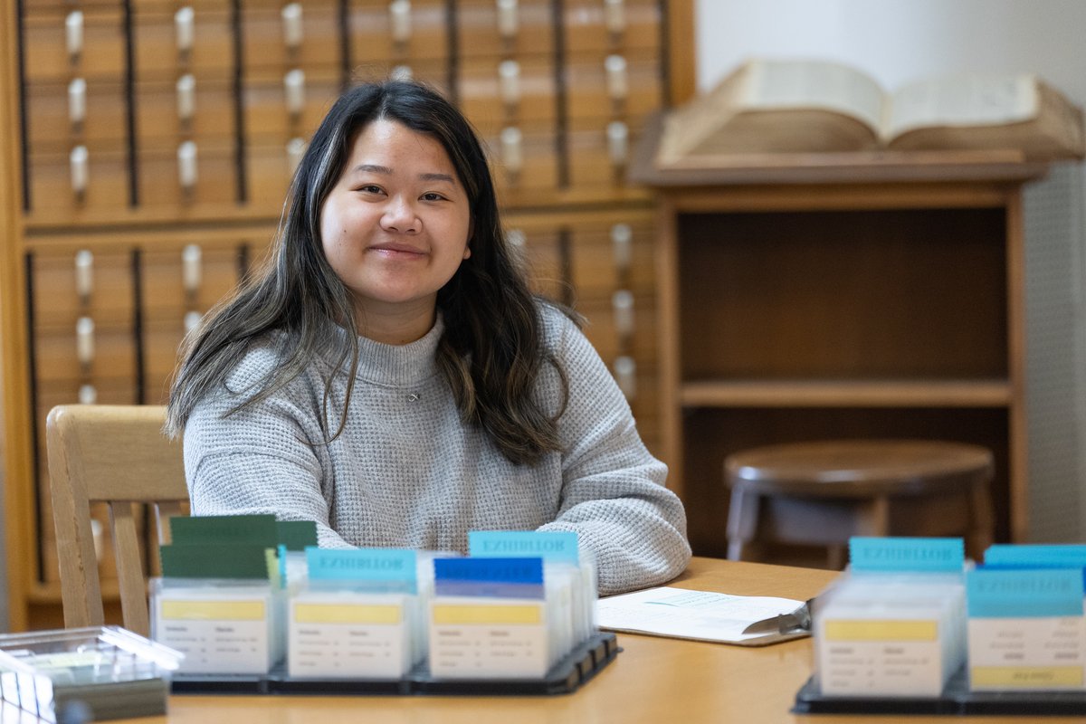 UWSPcols's tweet image. The first in her family to attend college, #UWSP sociology and international studies major Pa Chai Yang has advice for other first-generation students.  
 bit.ly/403rcRI

#COLS #firstgenerationstudent