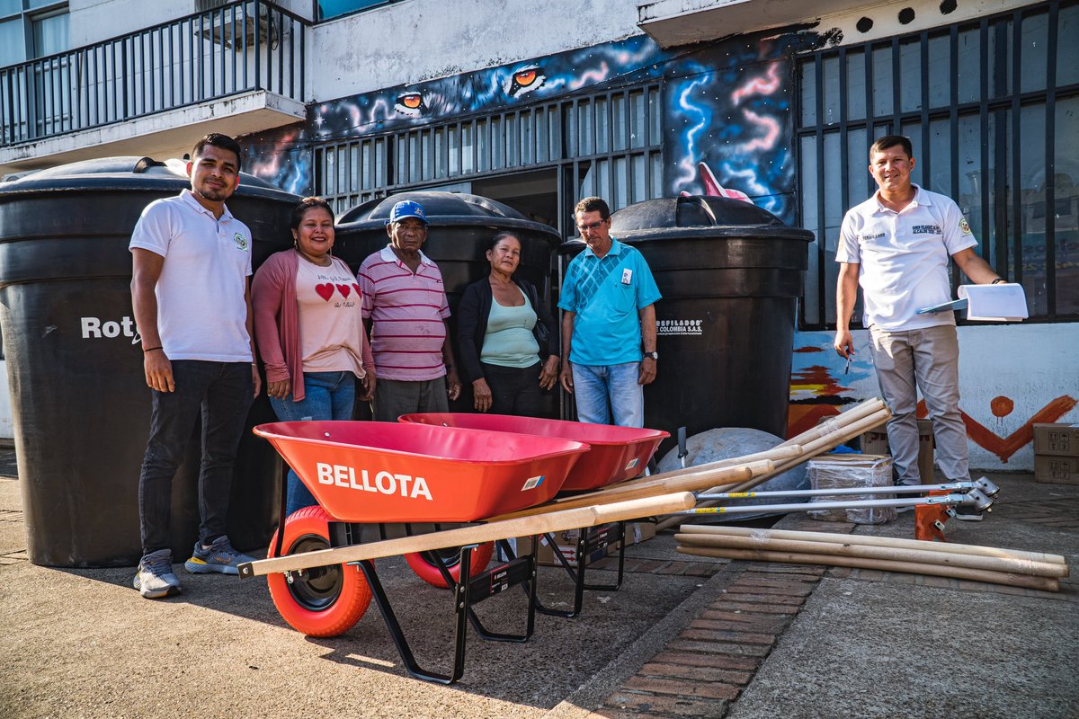 Alcaldiadeleg's tweet photo. Las Asociaciones productoras Asoartepanela y Agrocamucamu reciben herramientas y materiales por parte del Gobierno #GestiónyResultados. 

Entrega realizada en el marco de las alianzas productivas para la vida para fortalecer los procesos productivos de #puertoleguizamo https://t.co/uM4s7s9ZsD