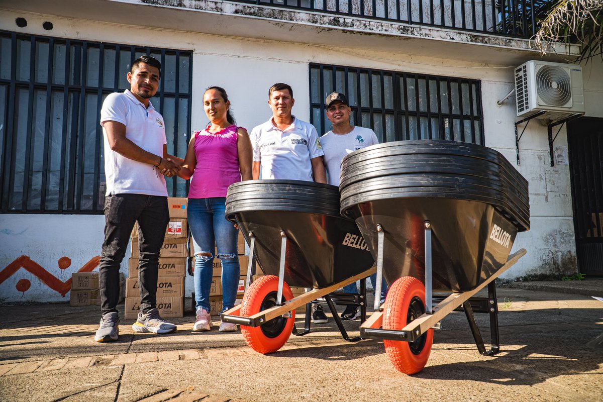 Alcaldiadeleg's tweet photo. Las Asociaciones productoras Asoartepanela y Agrocamucamu reciben herramientas y materiales por parte del Gobierno #GestiónyResultados. 

Entrega realizada en el marco de las alianzas productivas para la vida para fortalecer los procesos productivos de #puertoleguizamo https://t.co/uM4s7s9ZsD