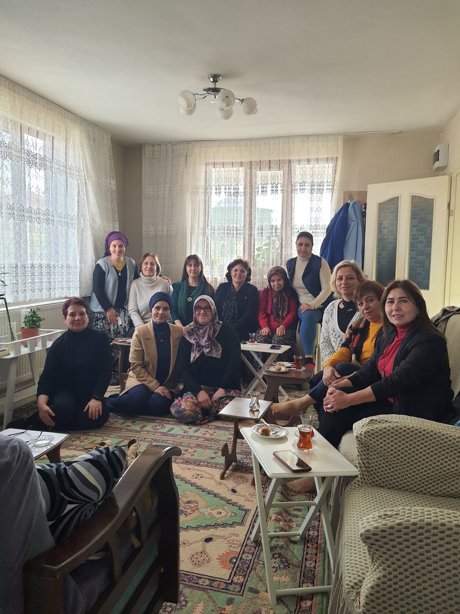 ayman_fisun's tweet photo. Bugün kapıları çalıp gönül almak için KARAMANKÖY de Bahriye Deniz Hanım'ın misafiriydik.

Hep birlikte köyde ki kadınlarımıza Genel Başkanımız Sn.MERAL AKŞENER'in selamlarını ileterek hayırlı Kandiller diledik.
#KapıÇalGönülAl 

@meral_aksener  
@avunzileyuksel 
@OzlUral https://t.co/PN2MJ1Q1GW