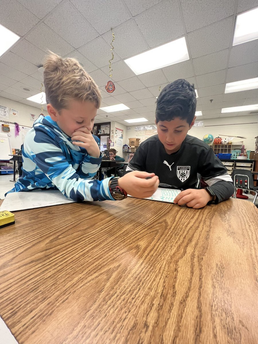 ChrismansClass's tweet image. Teaching our partners how to divide with remainders by using arrays #StudentTeacherTime #MathWorkshop @PotowmackES @YoungMedley