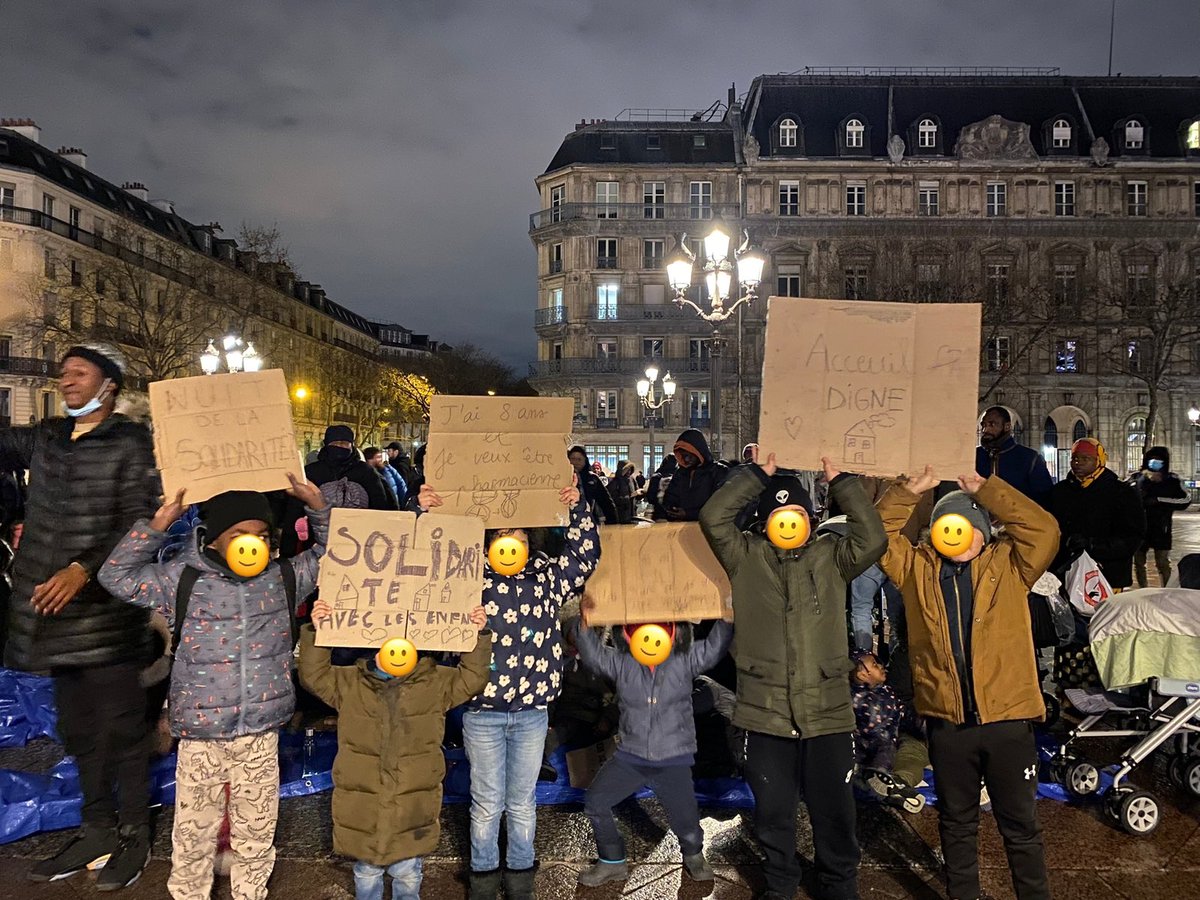 C’est la Nuit de la Solidarité. 
Depuis 19h, une soixantaine de familles avec enfants et de jeunes isolé•es sans domicile attendent des solutions d’hébergement devant l’Hôtel de Ville de Paris. La solidarité c’est avant tout d’héberger ces personnes (c’est aussi la loi btw).