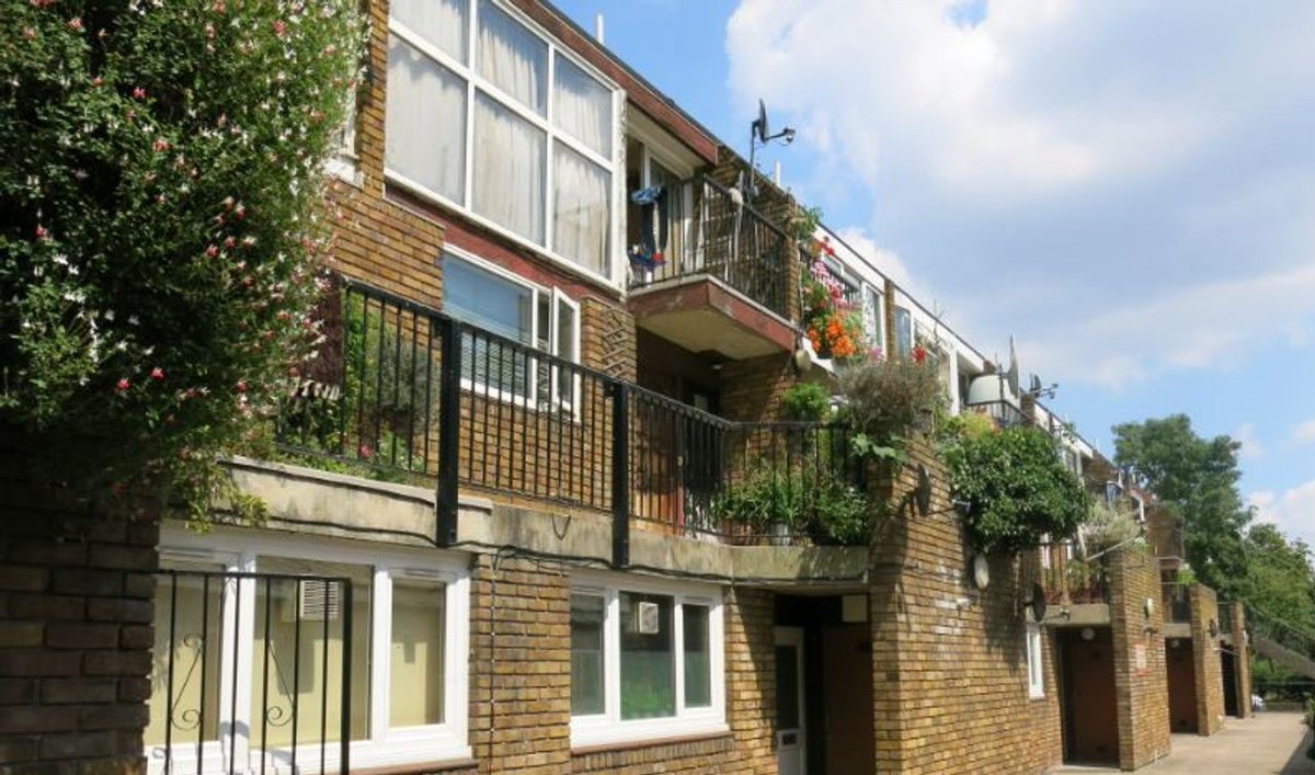 gamecounsel's tweet photo. Looks like they're coming after our beautiful concrete planters that have been cherished by residents & admired by visitors for more than 50 years. We're Cressingham 'Gardens' for a reason. Asbestos? Really? Show us the report. #Cressingham #Lambeth https://t.co/51gbttN0TZ