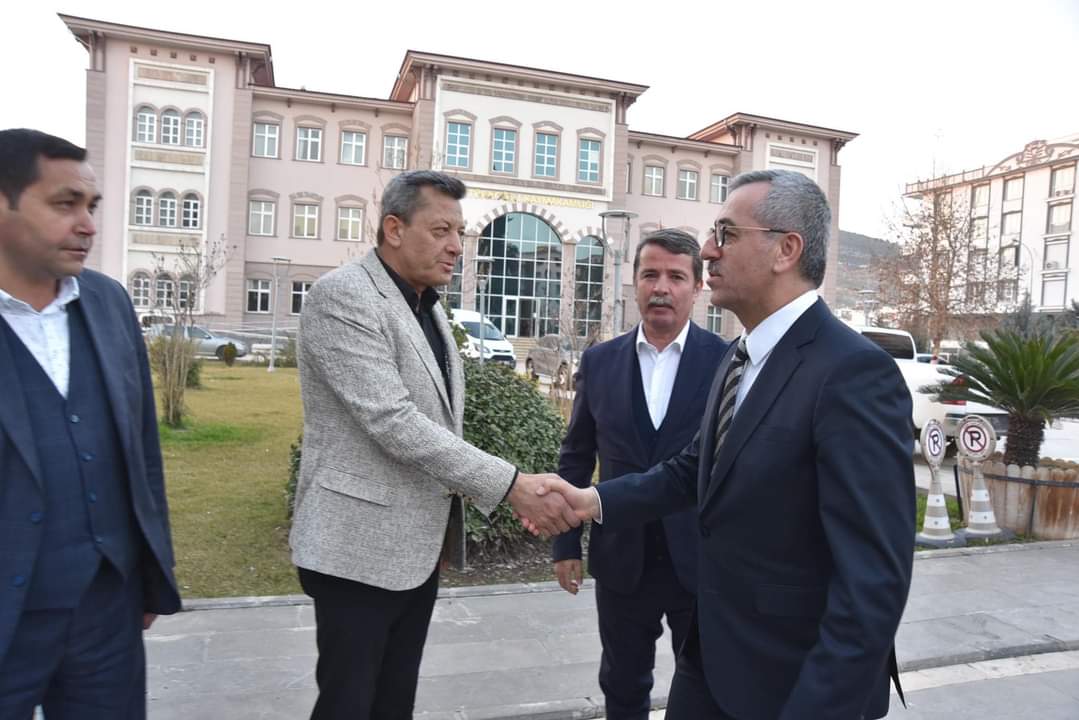 Bir dizi ziyaretler, açılışlar ve incelemelerde bulunmak üzere ilçemize gelen Kahramanmaraş Büyükşehir Belediye Başkanımız Hayrettin GÜNGÖR belediyemizi ziyaret ettiler.

Ziyarette; İlçemizdeki yapılan çalışmalar ve faaliyetler hakkında fikir alış verişinde bulunduk.