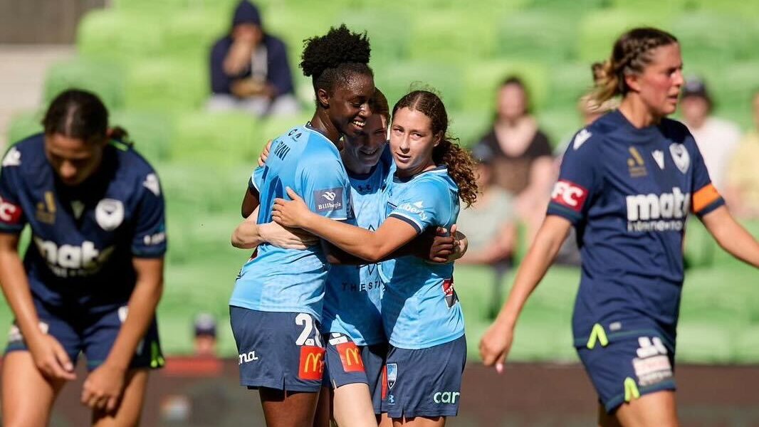 aleaguewomen's tweet photo. Six goals. Three points. #BigBlue bragging rights 👊

@SydneyFC had plenty of reasons to 𝘀𝗺𝗶𝗹𝗲 at AAMI Park yesterday 😁

Sydney make #BigBlue statement: https://t.co/2lr8JhJoGI

📸: @ByTheWhiteLine https://t.co/yjFvs4XlXs